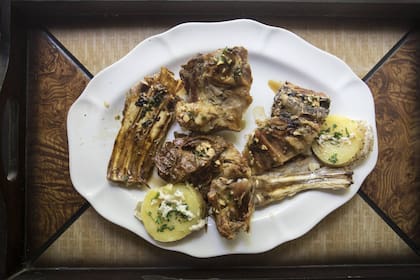 Aquí el cabrito mamón llega acompañado de deliciosas papas al horno y es la especialidad de la casa.