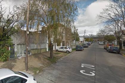 Aquí, en el barrio El Mondongo de La Plata, se dio el violento asalto contra un joven por parte de motochorros