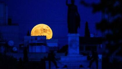Aquí está fotografiada en Nicosia, Chipre, iluminando el cielo nocturno mientras se eleva detrás del Monumento a la Libertad