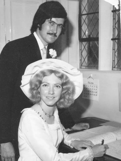 Aquí están George y Linda el día de su boda