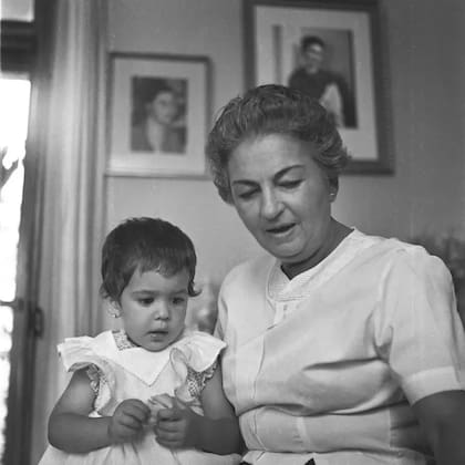"Aquí estoy con mi abuela Cristina", dice Cristina Kahlo Alcalá. Su padre, Antonio, les tomó la foto