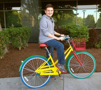 "Aquí estoy en Google, con una de las bicicletas de la compañía", le escribió Michael a la BBC.