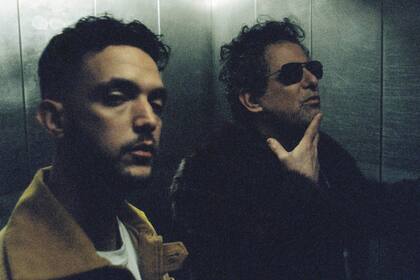 Aquí, junto a Andrés Calamaro. Una de las virtudes de Antón es saber rodearse y hacer un trabajo creativo a nivel colectivo.