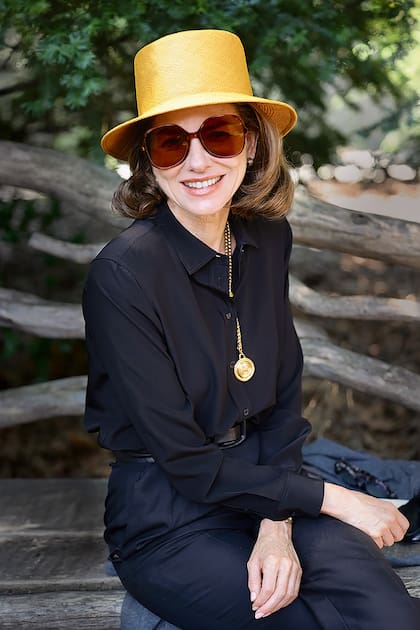 Aquí la vemos con un equipo de camisa y pantalón, y accesorios (sombrero, anteojos gigantes, aros y collar), bien al estilo Jackie