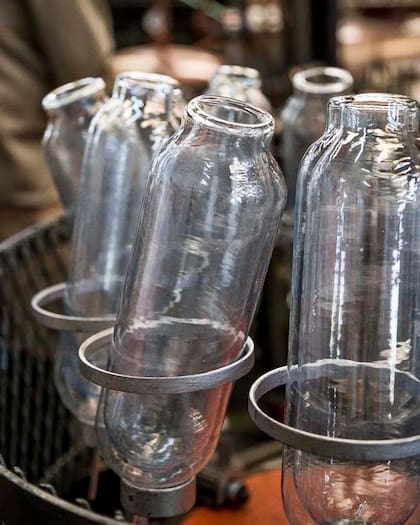 Aquí las botellas se preparan para el fin del proceso