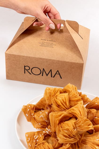Aquí los pastelitos son bien tradicionales y al estilo patriota, con una masa crocante y hojaldrada y rellenos con dulce de batata o membrillo.
