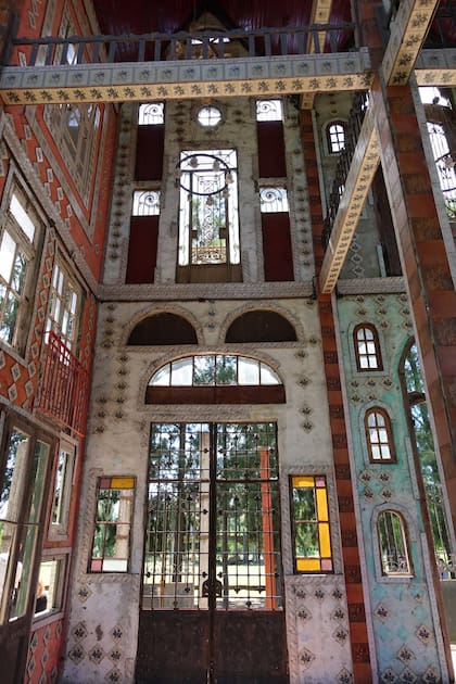 Aquí no importa la arquitectura; solo la imaginación. Por eso muchas tejas y baldosas están al revés, hay barandas que son patas de cama y balcones que son rejas.