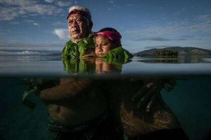 Aquí podemos ver a Lotomau Fiafia, de 72 años y uno de los líderes de la comunidad, junto a su nieto John, en la bahía de Salia, isla de Kioa (Fiji), en el punto donde recuerda que estaba la costa cuando era niño. La imagen de Eddie Jim, “Luchando, no hundiéndose”, fue la ganadora en la región del sureste asiático y Oceanía