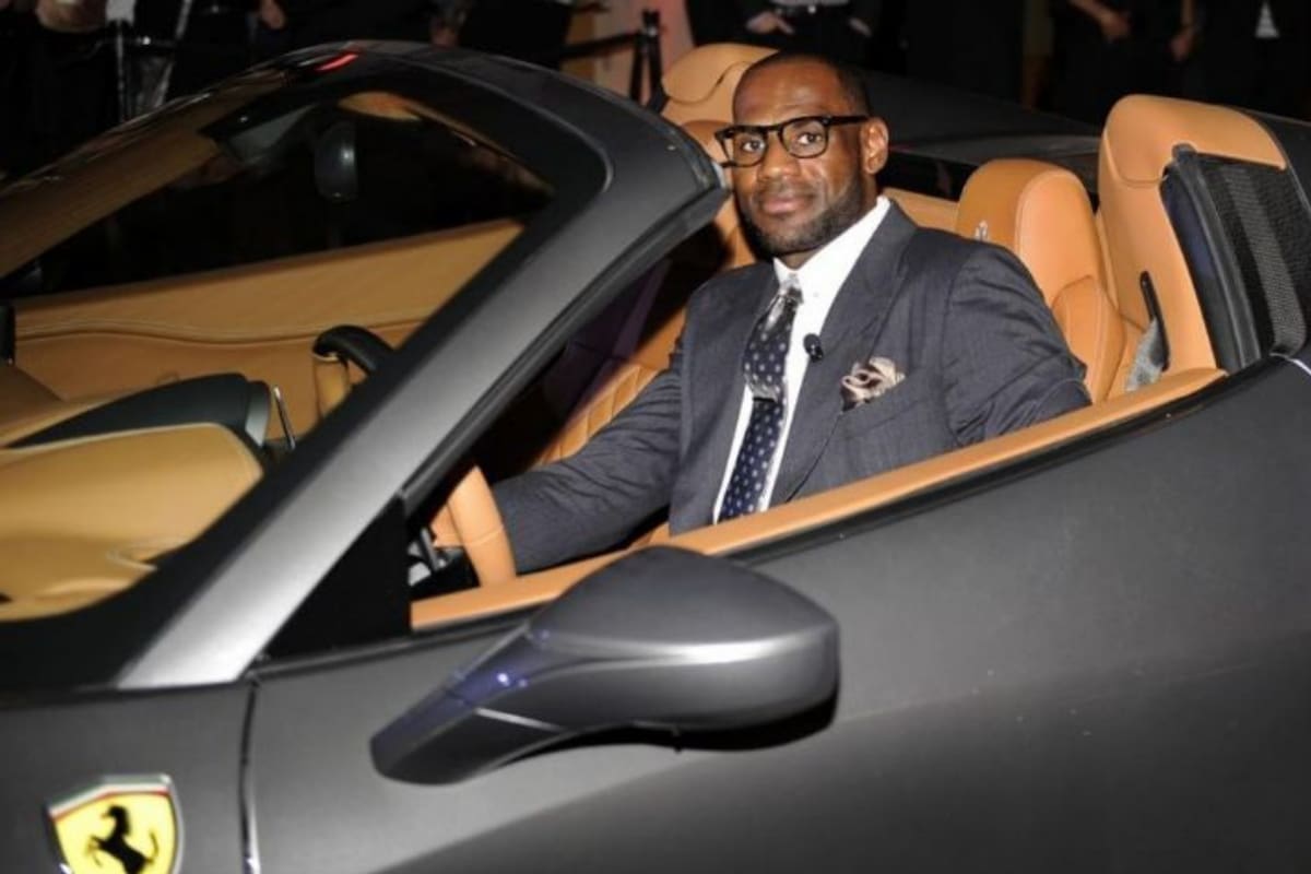 Aquí se lo ve a LeBron James luciendo su lujosa Ferrari