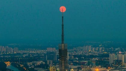 Aquí se ve perfectamente alineada con una torre de televisión en la ciudad de Huai'an, provincia de Jiangsu, China