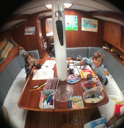 Aquiles y Ulises,de 4 y 5 años, estudian con el Sistema de Educación a Distancia del Ejército Argentino