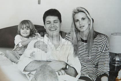 Aquino junto a su entonces marido, Marcelo Tinelli, Micaela y la pequeña Candelaria.