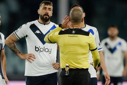 Aquino recibe el aviso del VAR; Pratto había convertido el gol de Vélez que no fue convalidado