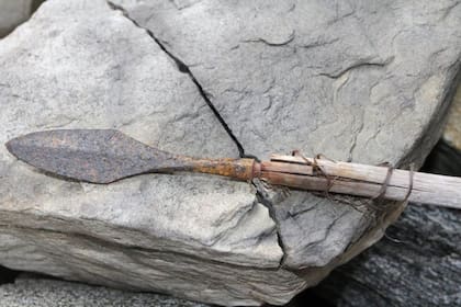 Un equipo de científicos descubrió un tesoro de artefactos antiguos en un manchón de hielo que el cambio climático dejó al descubierto en Noruega