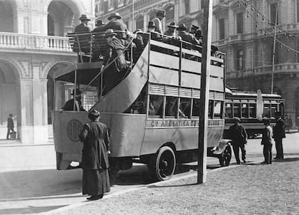 Ómnibus de plataforma de tipo “Imperial” pasa frente al Cabildo. Junio de 1924.
