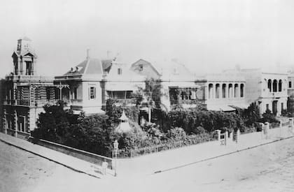 La residencia de Benigno Ocampo, obra del Arq. Henrik Aberg, en la esquina de Av. Alvear y R. Peña.