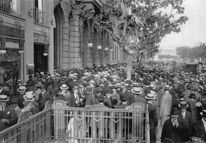 Multitudes se agolpan frente a las pizarras del diario La Prensa con motivo del armisticio, al final de la Primera Guerra Mundial. 1918.