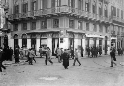 Antes de que se abriera la Diagonal Norte hubo, en el cruce de Rivadavia y San Martín, una piedra que recordaba el lugar donde Garay fundó Buenos Aires, ca. 1900