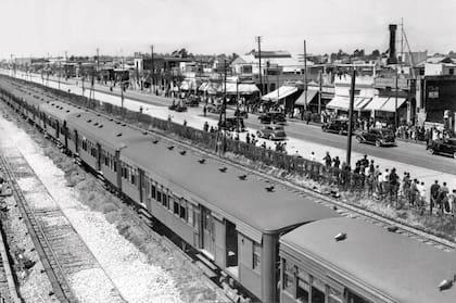 En la década del 30, el ensanche de Rivadavia llegó de Liniers a Haedo. La imagen muestra la inauguración. S/D.
