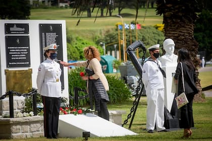 Padres, esposas e hijos de los marinos fallecidos en el ARA San Juan participaron de las ceremonias que se realizaron dentro y fuera de la Base Naval Mar del Plata, a tres años del naufragio