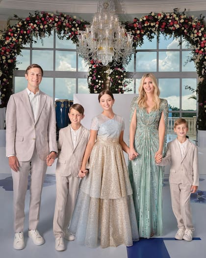 Arabella con su papá Jared Kushner, su hermano Joseph, su mamá Ivanka y su hermano menor, Theodore James.