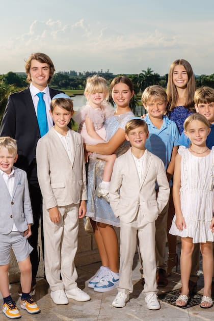 Arabella con sus hermanos y primos. De izquierda a derecha: Eric Luke; Donald III; sus hermanos Joseph y Theodore; en sus brazos, la pequeña Carolina; Tristan; Kai, Spencer y Chloe.