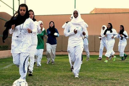 Salman se sigue promoviendo como un reformista social y económico que permitió cambios como el permiso a las mujeres de manejar y recientemente de competir en torneos de fútbol