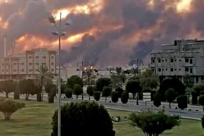 Arabia Saudita recorta a la mitad su producción de crudo y gas tras los ataques con drones