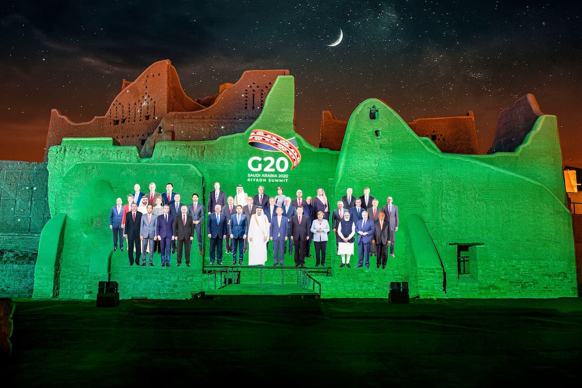 Arabia Saudita, Riad: se proyecta una foto de familia de los líderes del G20 en las paredes del Palacio de Salwa en el sitio histórico de al-Tarif.