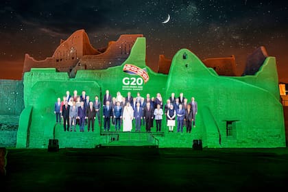 Arabia Saudita, Riad: se proyecta una foto de familia de los líderes del G20 en las paredes del Palacio de Salwa en el sitio histórico de al-Tarif.
