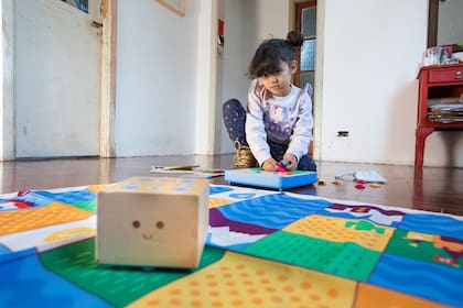 Aramí, de 6 años, utiliza Cubetto para aprender a crear algoritmos sin necesidad de pantallas