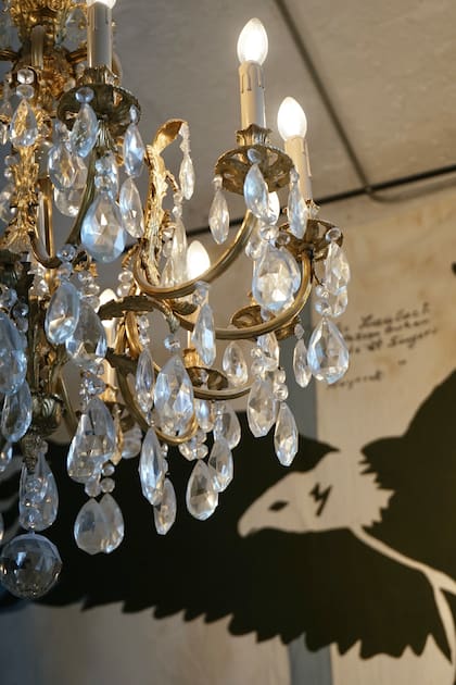 Arañas iluminan el salón.