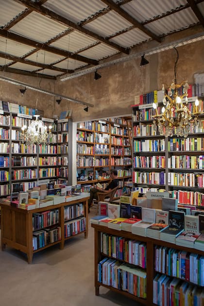 Arañas y bibliotecas antiguas respetan al máximo el lenguaje que propone la construcción.