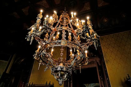 Arañas y lámparas iluminan todo el palacio