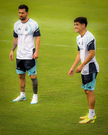 Aranda entrenando con Messi en la selección mayor, en la previa al Mundial 2026