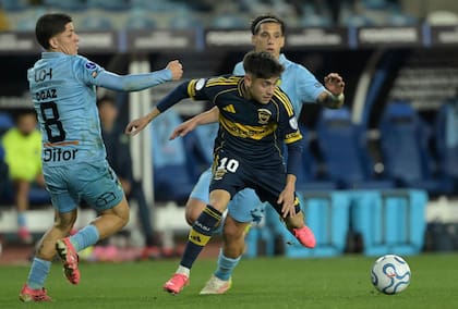 Aranda gambeteando a Felipe Ogaz en el último partido de Boca ante O'Higgins por la Copa Sudamericana