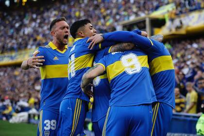 Aranda, Langoni y Benedetto abrazan a Payero, autor del 1 a 0 parcial ante Aldosivi