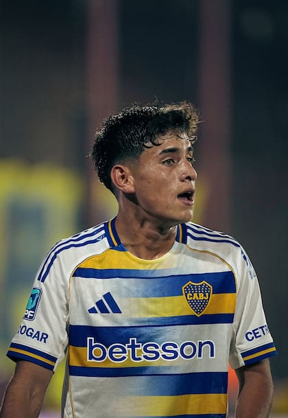 Aranda luce el escudo oficial de Boca en la camiseta alternativa