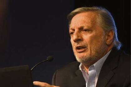 Aranguren, al anunciar el último aumento de tarifas de gas