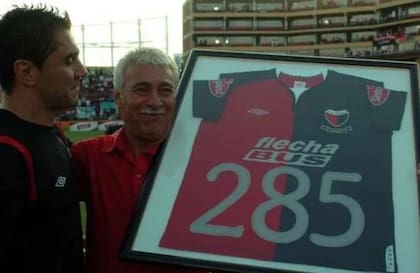 Araos le entregó una remera conmemorativa a Esteban Fuertes por superar su récord de presencias en Colón