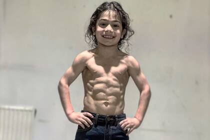 Arat Hosseini, que fue comparado con Lionel Messi, firmó para la academia de Liverpool y podría llegar a ser una estrella