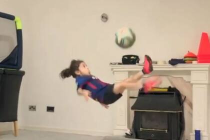 Arat Hosseini tiene seis años, es iraní y sorprende a todos con su talento y su físico