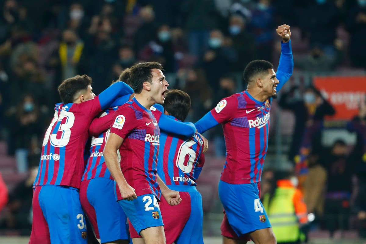 Araujo levanta un brazo y Eric García celebra con los puños; otros jugadores de Barcelona abrazan a Nico González, autor del 3-2 frente a Elche por LaLiga.