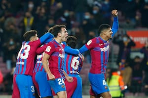 Araujo levanta un brazo y Eric García celebra con los puños; otros jugadores de Barcelona abrazan a Nico González, autor del 3-2 frente a Elche por LaLiga.