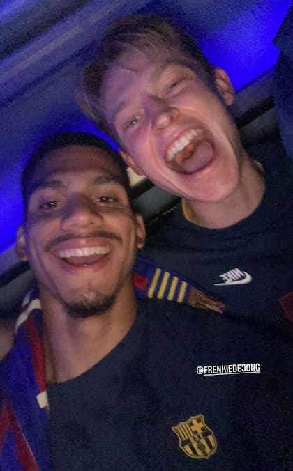 Araújo se tomó una selfie también con Frenkie de Jong