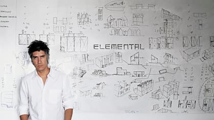 Aravena vive en Santiago de Chile y trabaja en todo el mundo