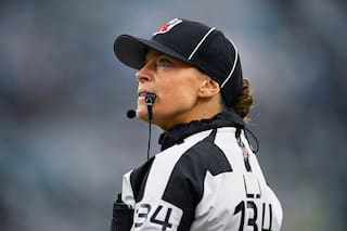 Árbitra pionera de la NFL demanda a la liga por su trato y despido
