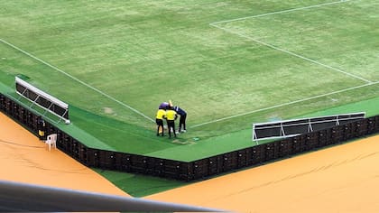 Árbitros asistentes y auxiliares arreglan el banderín del córner que rompió Aubameyang
