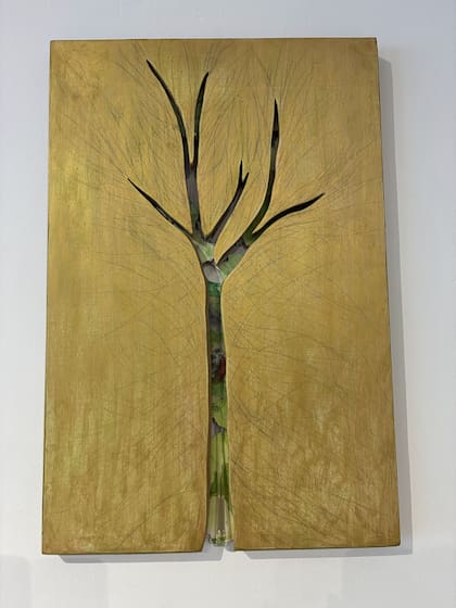Árbol calado en una antigua puerta de madera, en la muestra "Abismos"