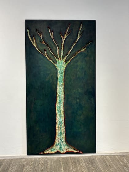 Árbol calado en una puerta antigua, en "Abismos"